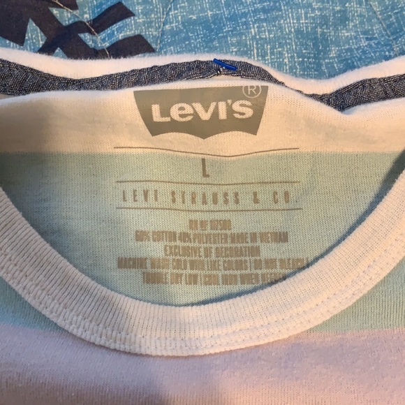 Levi’s Tshirt - Picture 2 of 3